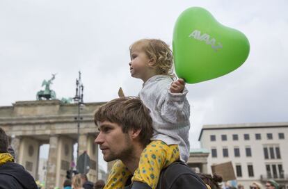Los manifestantes llegan a la Puerta de Brandenburgo, en Berlin (Alemania). Se estima que 15.000 berlineses participaron en la marcha por el clima.