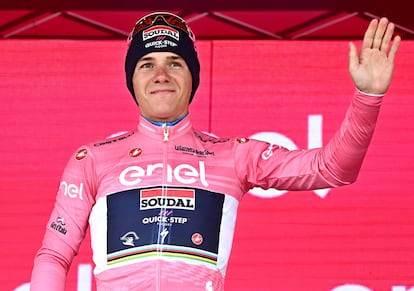Evenepoel, en el podio de Cesena con la maglia rosa.