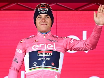 Evenepoel, en el podio de Cesena con la maglia rosa.