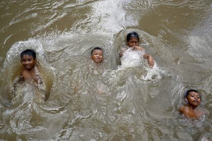 Varios niños indonesios se bañan en un río altamente contaminado en Medan, Sumatra del Norte (Indonesia).