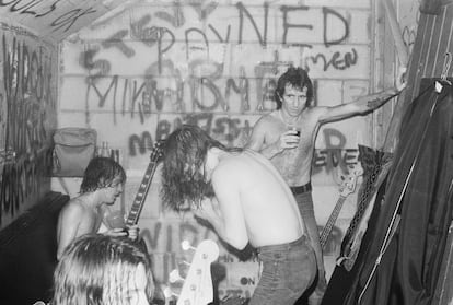 Una de las primeras giras de AC/DC por Inglaterra, por locales pequeños. Bon Scott, a la derecha, y Angus Young, sentado a la izquierda. Fue en Londres en 1976.