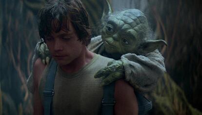 Yoda, a hombros de Luke Skywalker (Mark Hamill), en un fotograma de 'El imperio contraataca'.