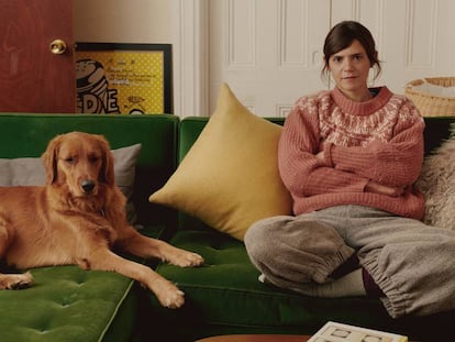 La escritora mexicana Valeria Luiselli y su perra, Lola, en el salón de su casa de Nueva York, ciudad en la que vive desde hace 10 años.