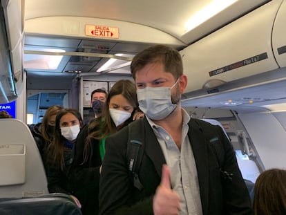 Gabriel Boric a su regreso de Punta Arenas en un vuelo comercial.