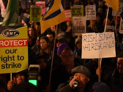 Protesta ante el 10 de Downing Street por la propuesta del Gobierno para legislar los servicios mínimos en el sector público, el lunes.