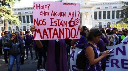 Im&aacute;genes de archivo de la primera gran movilizaci&oacute;n nacional contra la violencia machista. 