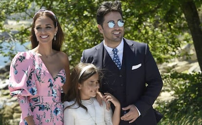 Paula Echevarría y David Bustamante posan con su hija Daniella Bustamante Echevarría en el día de su Primera Comunión, el 17 de junio de 2017, en San Vicente de la Barquera, Cantabria.