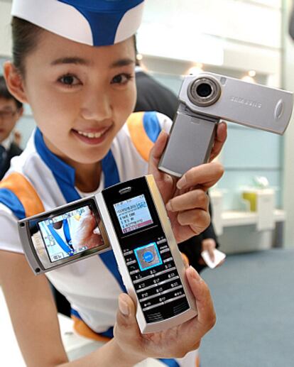 Una azafata muestra el nuevo teléfono SCH-B100 de Samsung durante la presentación del nuevo dispositivo.