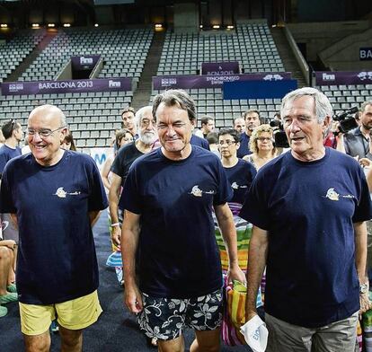 Artur Mas, amb Xavier Trias i Boi Ruiz (e), en un acte benèfic a la piscina coberta instal·lada al Palau Sant Jordi, el juliol del 2013.