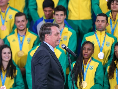 Bolsonaro recebeu atletas medalhistas no Pan de Lima em 2019.