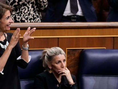 La vicepresidenta primera del Gobierno y ministra de Hacienda María Jesús Montero (izquierda), y la vicepresidenta segunda y ministra de Trabajo, Yolanda Díaz, el pasado jueves en el Congreso de los Diputados.