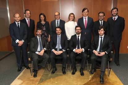 La holandesa resalta su participación en la emisión de un bono social de 1.000 millones de CaixaBank para financiar a pymes afectadas por el Covid, y la operación inaugural verde de REE y de la Comunidad de Madrid. Prevé para 2021 que siga creciendo con fuerza la financiación sostenible. En la fotografía de pie: J. Bravo, J. Maeso, W. Ermilate, J. Muro-Lara, M. Badiola, J. Fernández de la Vega, M. de Andrés e I. Ilundain. Sentados: S. Casado, J. Garrido, A. Fernández y C. García.