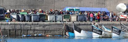 Cientos de migrantes, este domingo en el muelle de Arguineguín, al suroeste de Gran Canaria.
