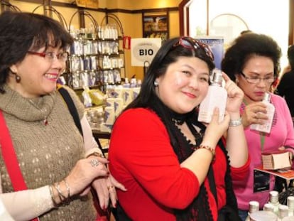 Visitantes orientales en una tienda de cosm&eacute;tica de Madrid.