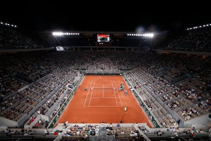 Panorámica de la Chatrier durante el partido entre Nadal y Djokovic.