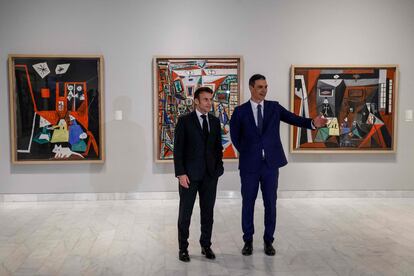 El presidente de Francia, Emmanuel Macron, y el presidente del Gobierno, Pedro Sánchez, este jueves en el Museo Picasso de Barcelona.