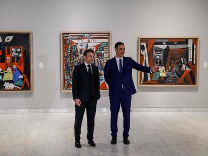 El presidente de Francia, Emmanuel Macron, y el presidente del Gobierno, Pedro Sánchez, este jueves en el Museo Picasso de Barcelona.