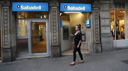 Oficina del banco Sabadell en la Rambla de Cataluña de Barcelona.