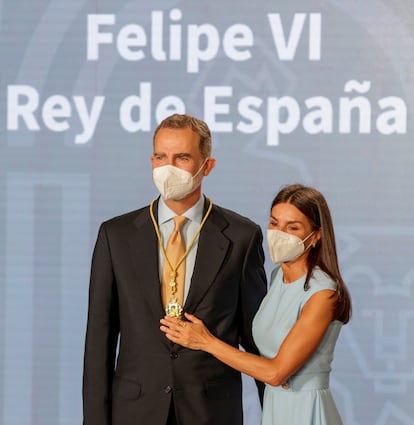 Felipe VI ha sido condecorado este lunes en Sevilla con la primera Medalla de Honor de Andalucía, concedida por el Gobierno de esta comunidad. El monarca, acompañado por la reina Letizia, ha asegurado recibirla como “un abrazo, que en esta ocasión tiene el valor inmenso de representar el sentir de los andaluces”. “Estar en Andalucía es siempre estar en casa. La cercanía, la generosidad y la calidez que recibo en esta tierra hacen que me sienta como uno más entre vosotros; me hacen sentir un andaluz más entre andaluces”, ha expresado el Rey.