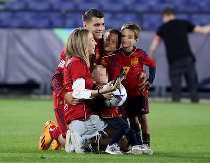Álvaro Morata y Alice Campello, el 19 de junio de 2024, celebrando con sus hijos la victoria de la selección española de fútbol frente a Croacia en Rotterdam (Países Bajos).