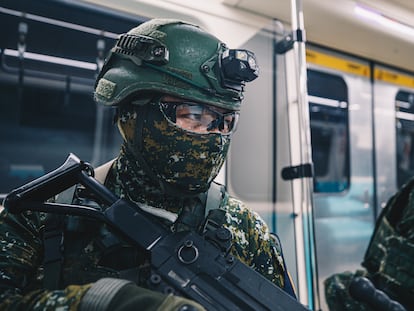 Efectivos de la Policía Militar de Taiwán transportan suministros en el metro de Taipéi durante los ejercicios militares anuales de la isla.