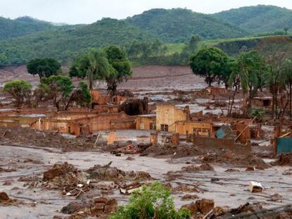 Localidade de Bento Rodrigues devastada após rompimento de barragem.