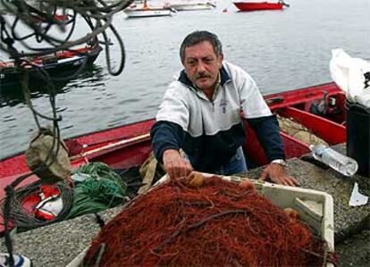 Un marinero prepara sus aparejos de pesca en la Isla de Arousa después de varios meses de parón.