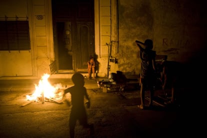 Al menos 30 personas fallecieron ya como consecuencia del paso de Irma. En la imagen, varias personas se reínen cerca de una fogata, en La Habana (Cuba).