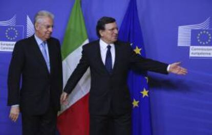 El primer ministro saliente de Italia, Mario Monti (i), es recibido por el presidente de la Comisión Europea, el portugués José Manuel Durao Barroso, antes del encuentro que mantuvieron en Bruselas, Bélgica, hoy, miércoles 27 de febrero de 2013.