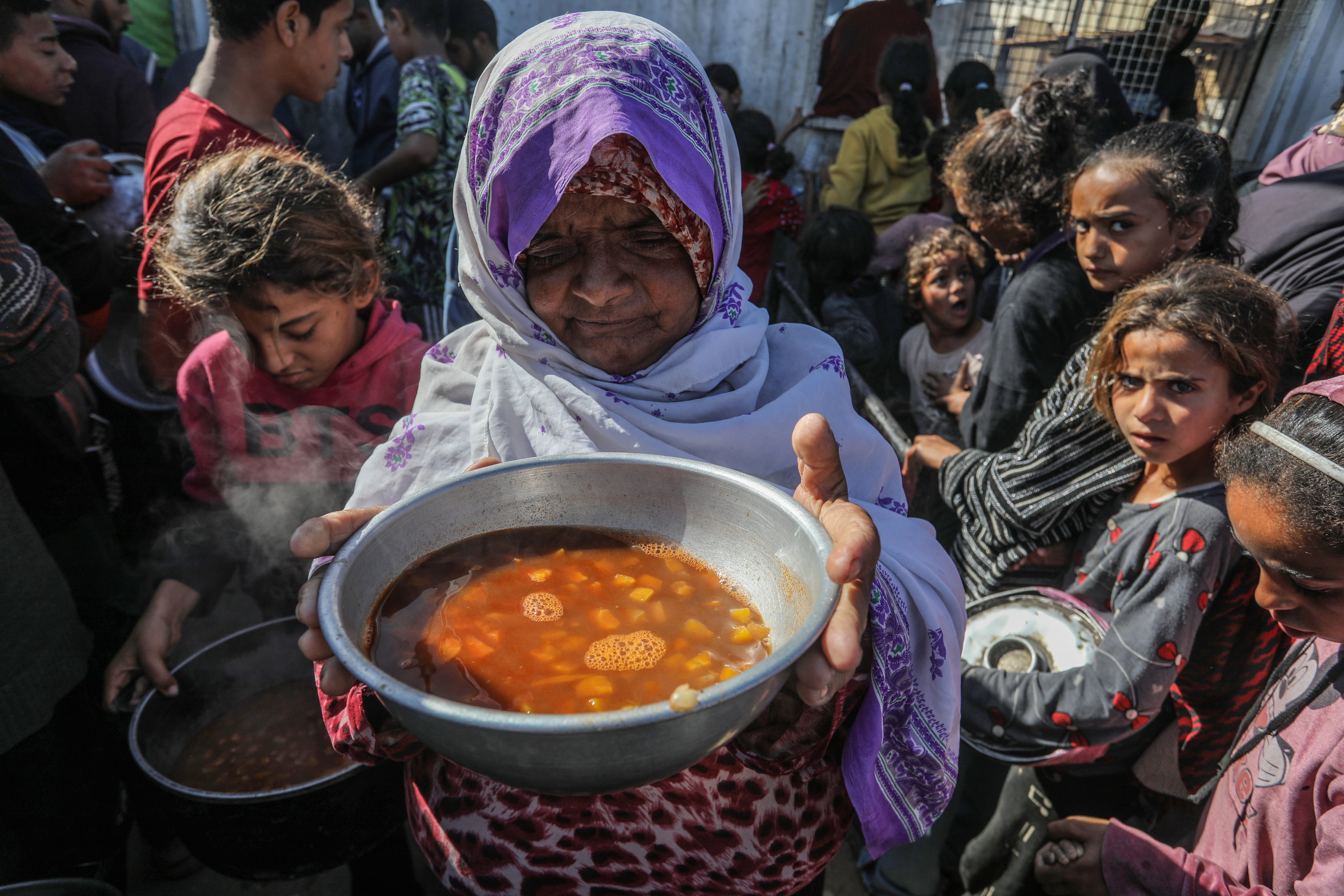 El caos por la incursión de Israel en Gaza dispara los saqueos de ayuda humanitaria