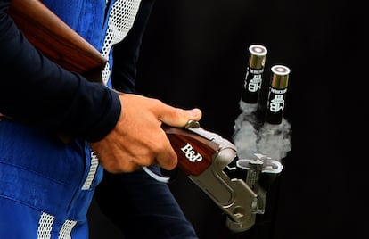 Ennio Falco, de Italia, en la clasificación de tiro skeet en el Royal Artillery Barracks.