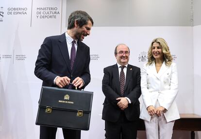 El nou ministre de Cultura, Ernest Urtasun, rep de Miquel Iceta la cartera del Ministeri amb Yolanda Diaz.