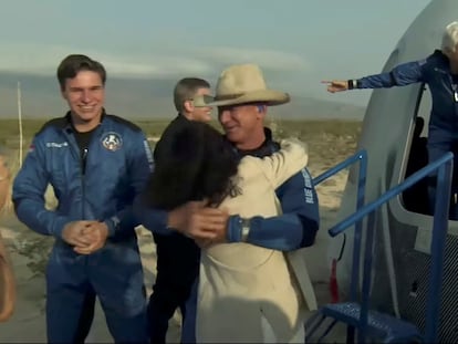 Jeff Bezos (con sombrero), la pionera Wally Funk (en el interior de la nave) y el joven Oliver Daemon (izquierda), tras completar el vuelo.