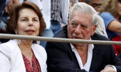 El premio Nobel de las letras Mario Vargas Llosa, junto a su mujer, en la plaza de toros de Vista Alegre, en Bilbao. EFE/Archivo