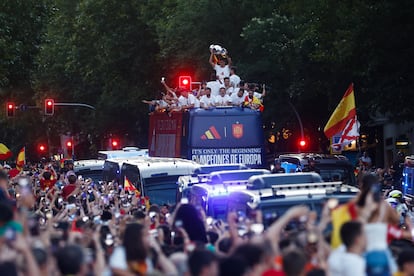 Los jugadores de la selección española celebran junto a miles de aficionados este lunes en Madrid tras conseguir el título de campeones de la Eurocopa.