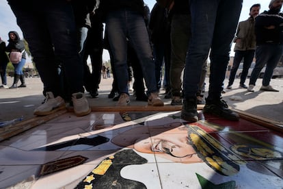 Members of ousted Syrian President Bashar Assad's army and pro-government militia, step on his portrait as they gather to be registered with Syrian rebels as part of an "identification and reconciliation process" in Damascus, Syria, Monday, Dec. 23, 2024. (AP Photo/Hussein Malla)

Associated Press/LaPresse