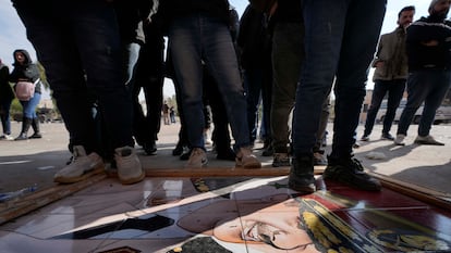 Members of ousted Syrian President Bashar Assad's army and pro-government militia, step on his portrait as they gather to be registered with Syrian rebels as part of an "identification and reconciliation process" in Damascus, Syria, Monday, Dec. 23, 2024. (AP Photo/Hussein Malla)
Associated Press/LaPresse