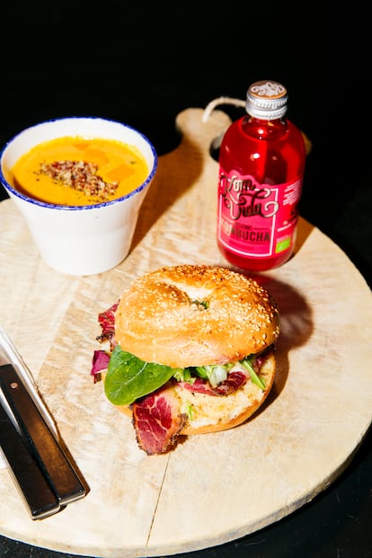 Crema de calabaza, bagel de pastrami y kombucha, un ejemplo del menú que se puede configurar el cliente en Magasand. 