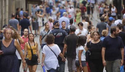 Un agente patrulla por el centro de Barcelona.