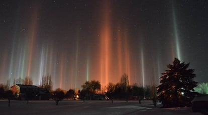 Pilares de luz en Byron, Wyoming, Estados Unidos.