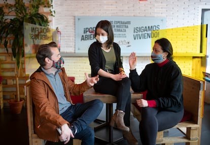 Daniel Mateos, de Defiéndete4M y Paola Solís y Natalia Munévar, de Poder Migrante, en una cafetería, este viernes.