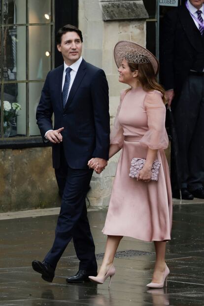 La esposa de Justin Trudeau, Sophie Grégoire Trudeau, apareció con un discreto vestido rosa maquillaje con el cuerpo elaborado en raso y unas mangas abullonadas translúcidas. Todos los complementos, desde el pequeño tocado hasta los zapatos pasando por el clutch iban a juego.