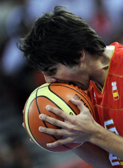 Ricky Rubio muerde el balón en el encuentro contra China.