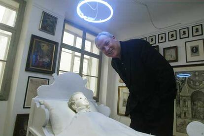 Robert Wilson, ante una de sus instalaciones en una exposición dedicada a Mozart en su casa natal en Salzburgo, el pasado día 5.