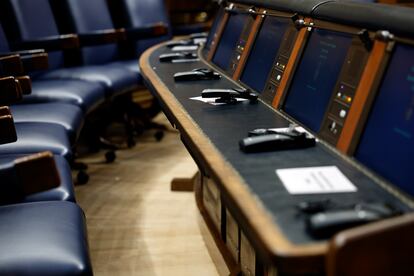 Auriculares de traducción situados en los escaños de los diputados, el martes en el Congreso. 