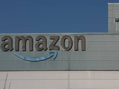 Un centro de Amazon en Warrington, Reino Unido.