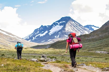 Dos excursionistas en el parque nacional Jotunheimen.