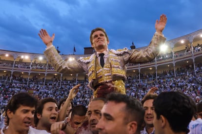 Borja Jiménez, a hombros en la plaza de Las Ventas.