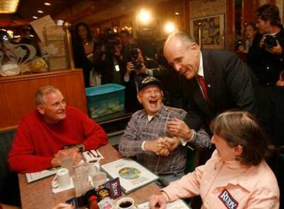 Giuliani charla con los parroquianos del restaurante Mapple Tree, en Oak Park (Illinois).