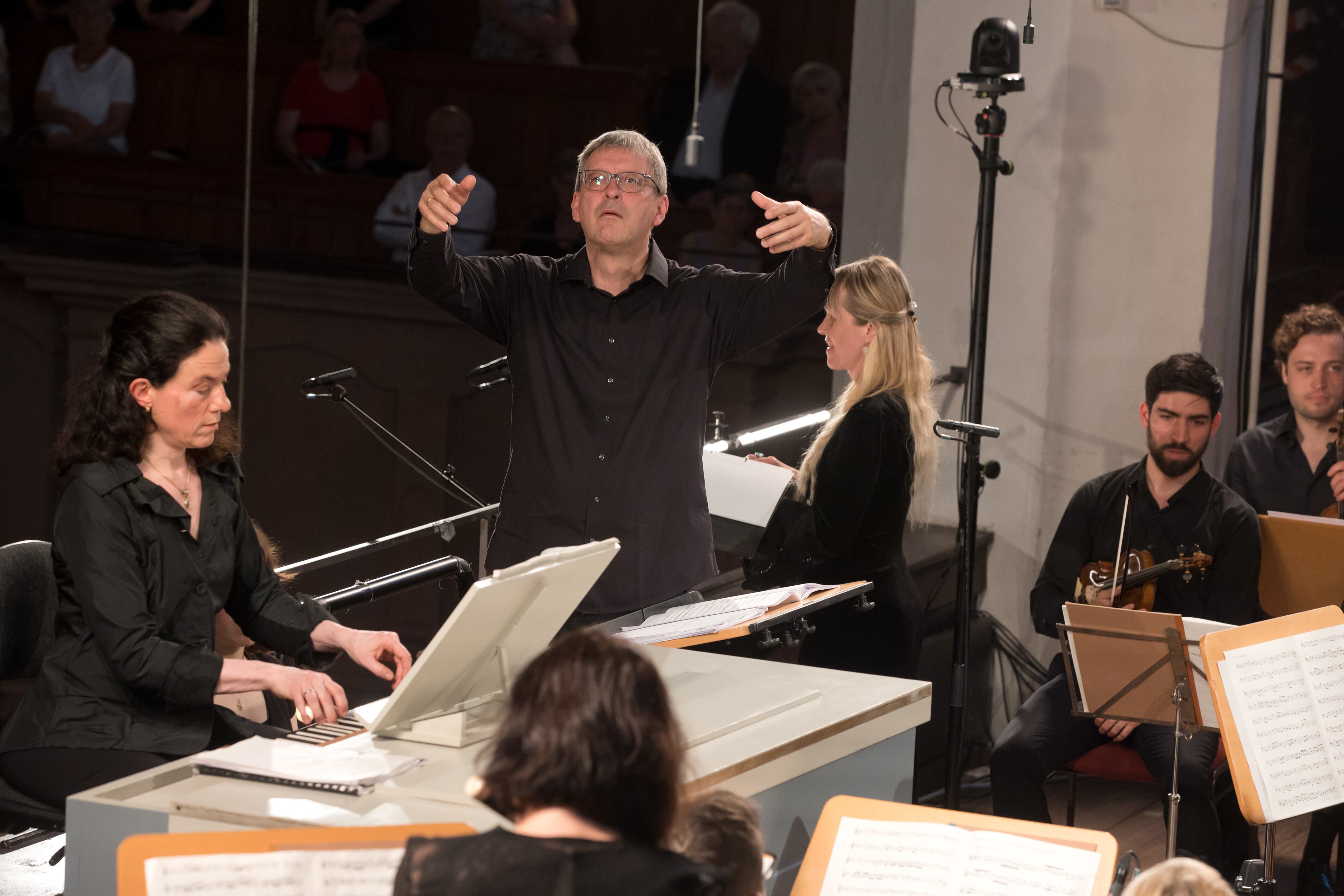 La organista Michaela Hasselt, Hans-Christoph Rademann  al frente de los Gaechinger Cantorey y la sopranoGerlinde Sämann durante su concierto del domingo por la tarde en la Thomaskirche.